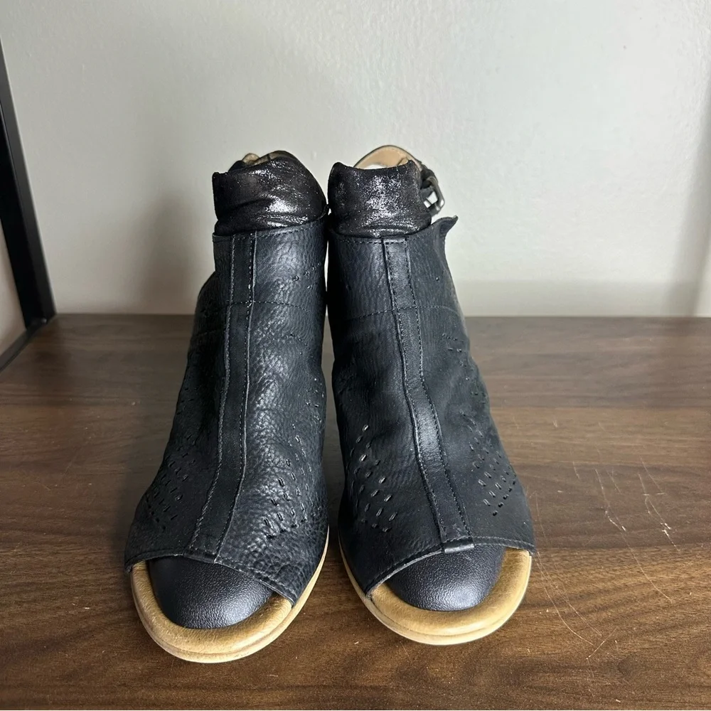 Miz Mooz Kensley Black Leather Wedge Peep Toe Sandals Sz 41 Womens